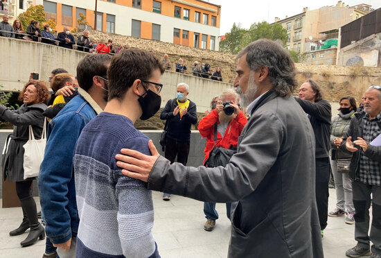 Formerly jailed independence leader Jordi Cuixart, right, greets some of the 'Lledoners 9' activists in Manresa on November 3, 2021 (by Gemma Aleman)
